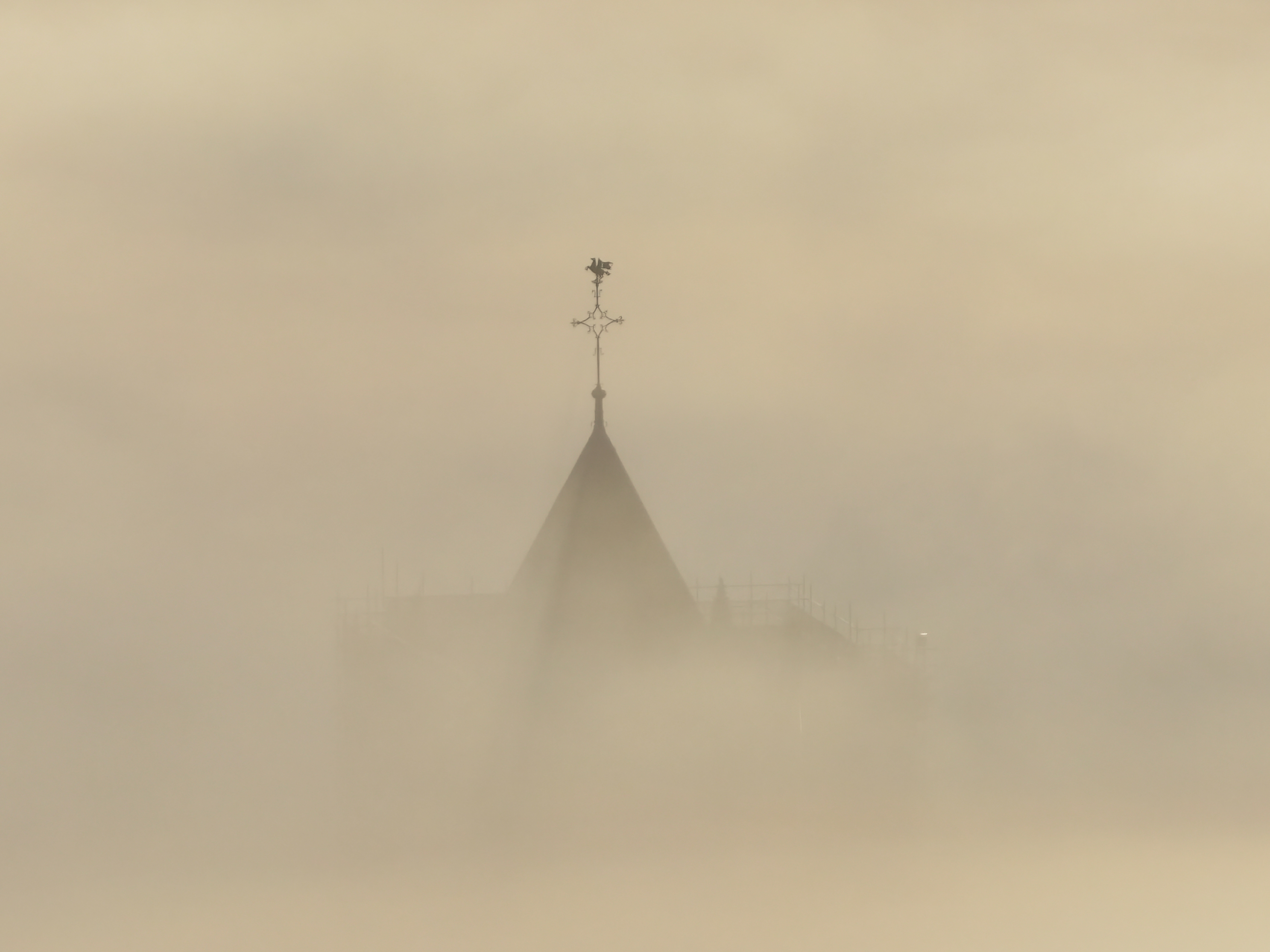 Dichte mist boven Tiel maakt plaats voor zonnige herfstdag