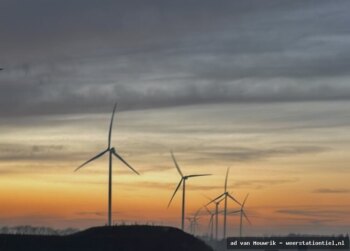 A15 thv Knooppunt Deil, zonsondergang met windmolens